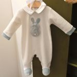 Tutina neonato Coniglietto Tutina con piedini per neonato realizzata in ciniglia con applicazione frontale di un morbido coniglietto, colletto profilato e polsi di colore azzurro polvere a contrasto, apertura dietro e all'interno gamba con bottoncini a pressione. Made in Italy Lista Nascita Corredino