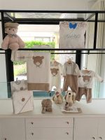 Tutina neonato Nocciola Tutina con piedini per neonato realizzata in ciniglia con applicazione frontale di un grazioso decoro orsetto, colletto a contrasto in tessuto pieds de poule,polsini e piedini in colore nocciola a contrasto, apertura dietro e all'interno gamba con bottoncini a pressione. Made in Italy Lista Nascita Corredino