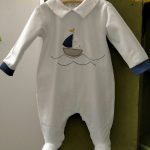 Tutina neonato Vela Tutina per neonato con piedini, maniche lunghe con polsini a contrastoi, modello tinta unita con colletto fantasia e decoro con patch applicate. Made in Italy Lista Nascita Corredino