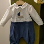 Tutina neonato Vela Tutina per neonato a maniche lunghe senza piedini, modello bicolore con colletto fantasia e decoro con patch applicate. Made in Italy Lista Nascita Corredino