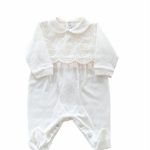 Tutina Piccola Principessa Teto e Tatta Elegante tutina con piedini di Teto e Tatta, davantino in pizzo macramè e tulle.Capo indispensabile per un corredino raffinato. Lista Nascita Corredino