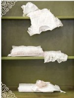 Tutina Piccola Principessa Teto e Tatta Elegante tutina con piedini di Teto e Tatta, davantino in pizzo macramè e tulle.Capo indispensabile per un corredino raffinato. Lista Nascita Corredino